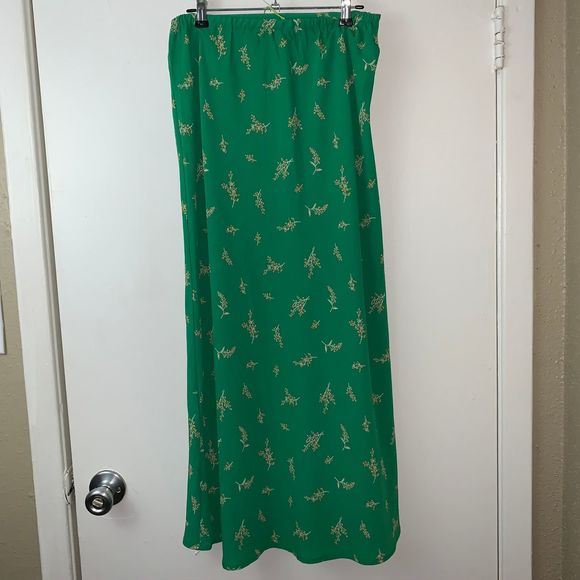 Good Luck Gem Floral Skirt - Picture 3 of 8